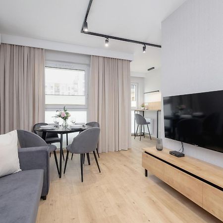 Bright Apartment In Krakow With Garden, Air Conditioning, Parking And Desk By Renters Prestige Exterior foto