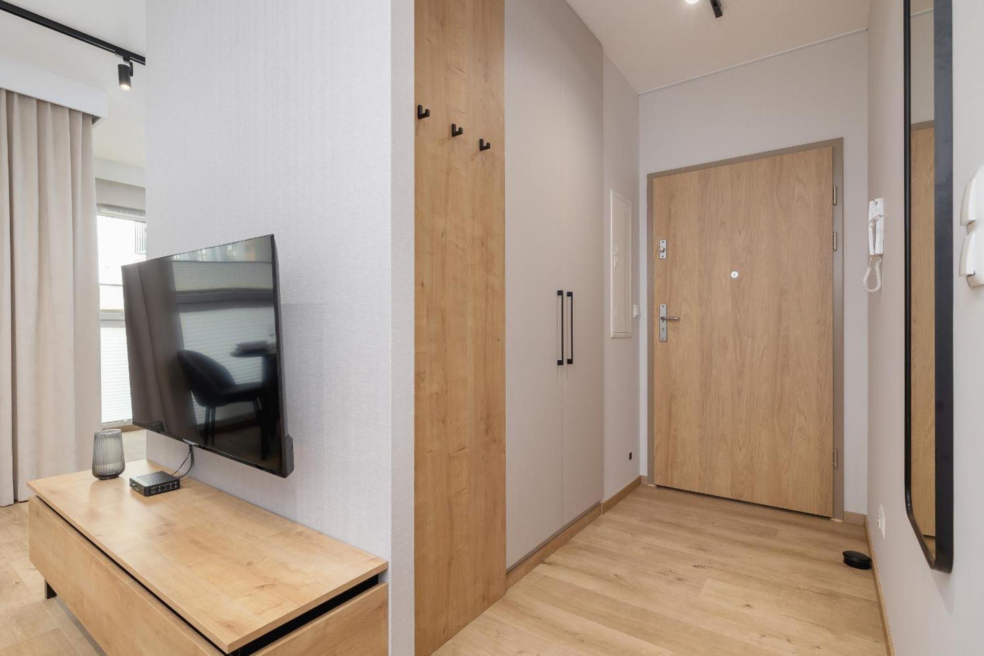 Bright Apartment In Krakow With Garden, Air Conditioning, Parking And Desk By Renters Prestige Exterior foto