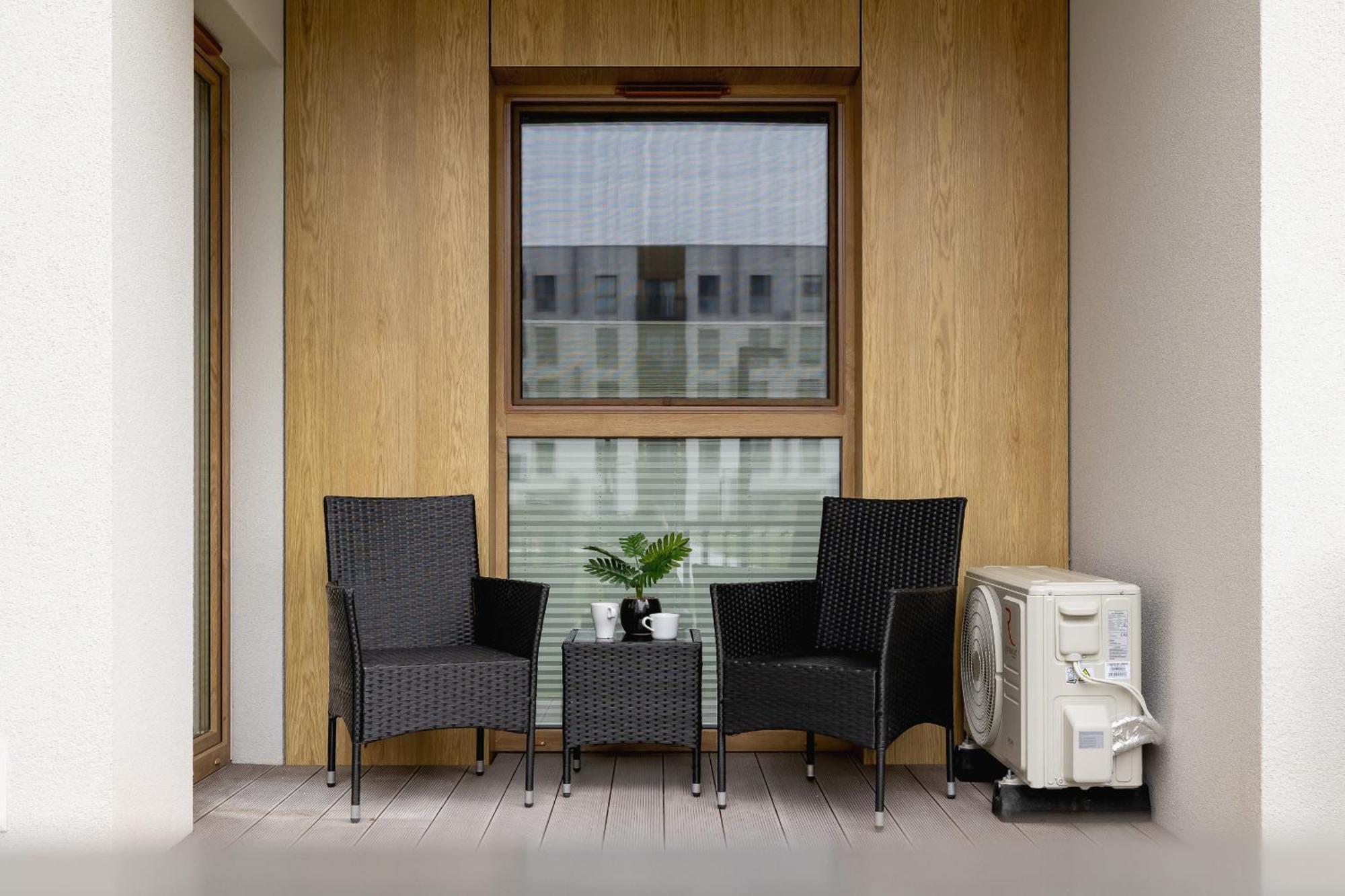 Bright Apartment In Krakow With Garden, Air Conditioning, Parking And Desk By Renters Prestige Exterior foto